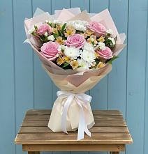 Букет цветов из:  Гвоздики, Орхидеи и Розы в Кизнер