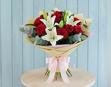 Букет цветов из:  Лилии и Розы в Кизнер