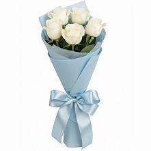 Букет 5 Белых роз Проуд в Кизнер