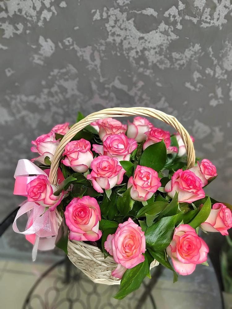 Цветочная композиция из Розы в корзине в Кизнер