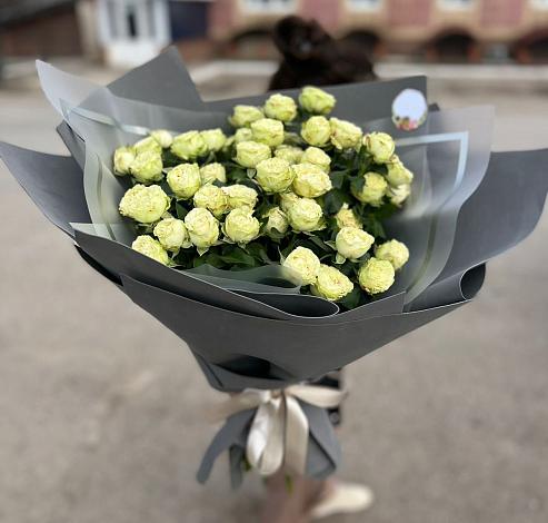 Букет Белые кустовые розы Солинеро в Кизнер