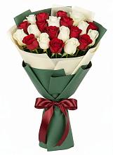 Букет Микс из красных и белых роз в Кизнер