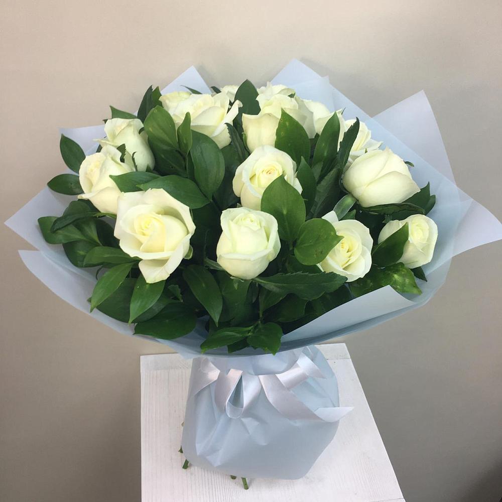 Букет 15 Белых роз Проуд в Кизнер