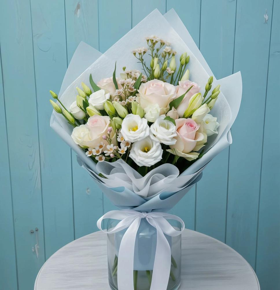 Букет цветов из: Розы и Лизиантусы в Кизнер