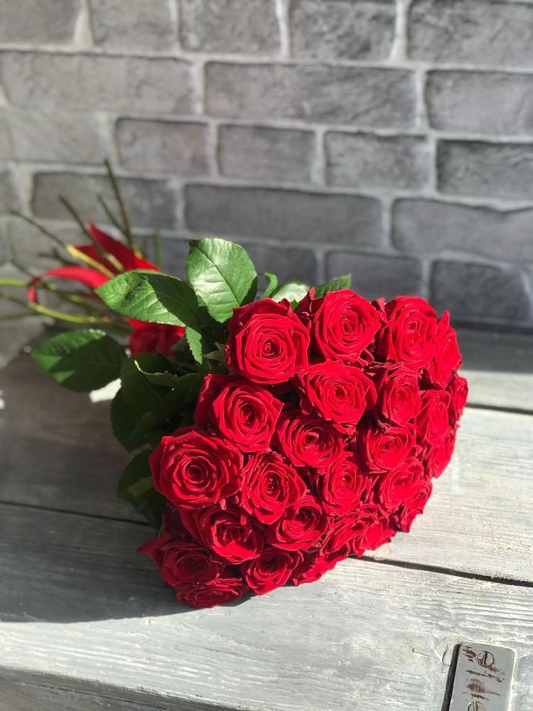 Букет Красные розы Фридом в Кизнер