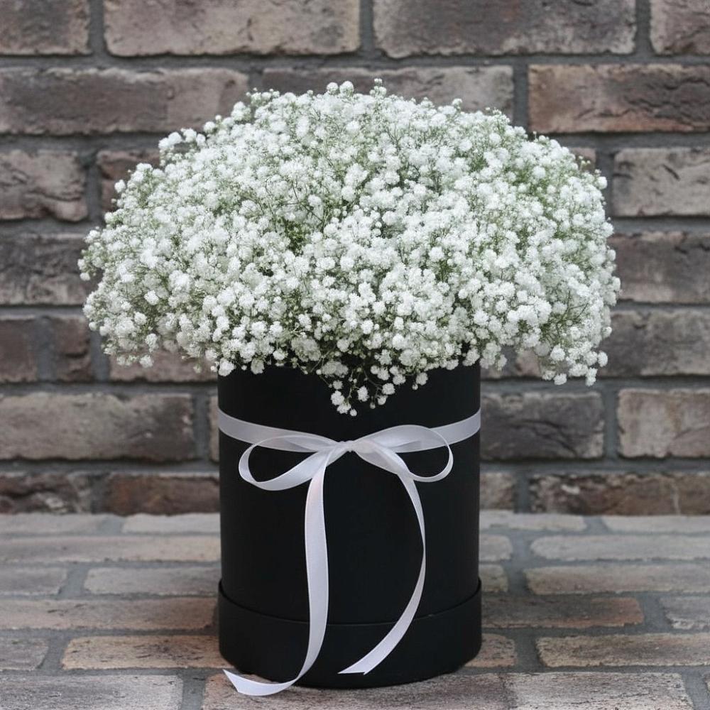 Цветочная композиция из Гипсофила в шляпной коробке в Кизнер