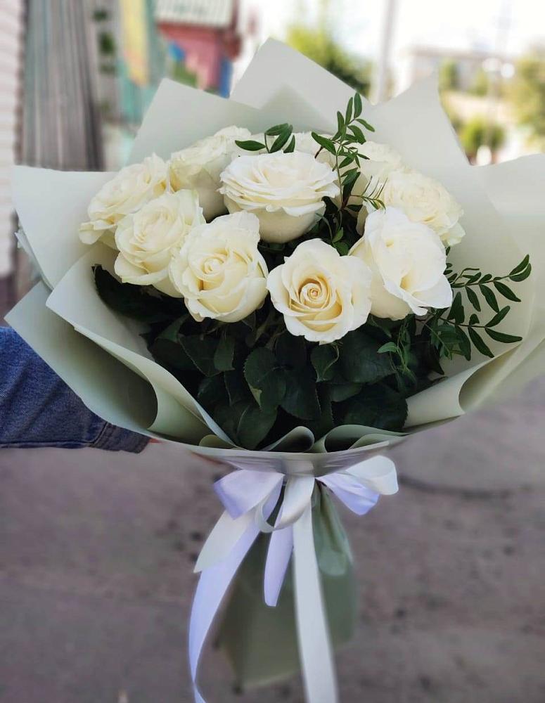 Букет Белые розы Проуд в Кизнер