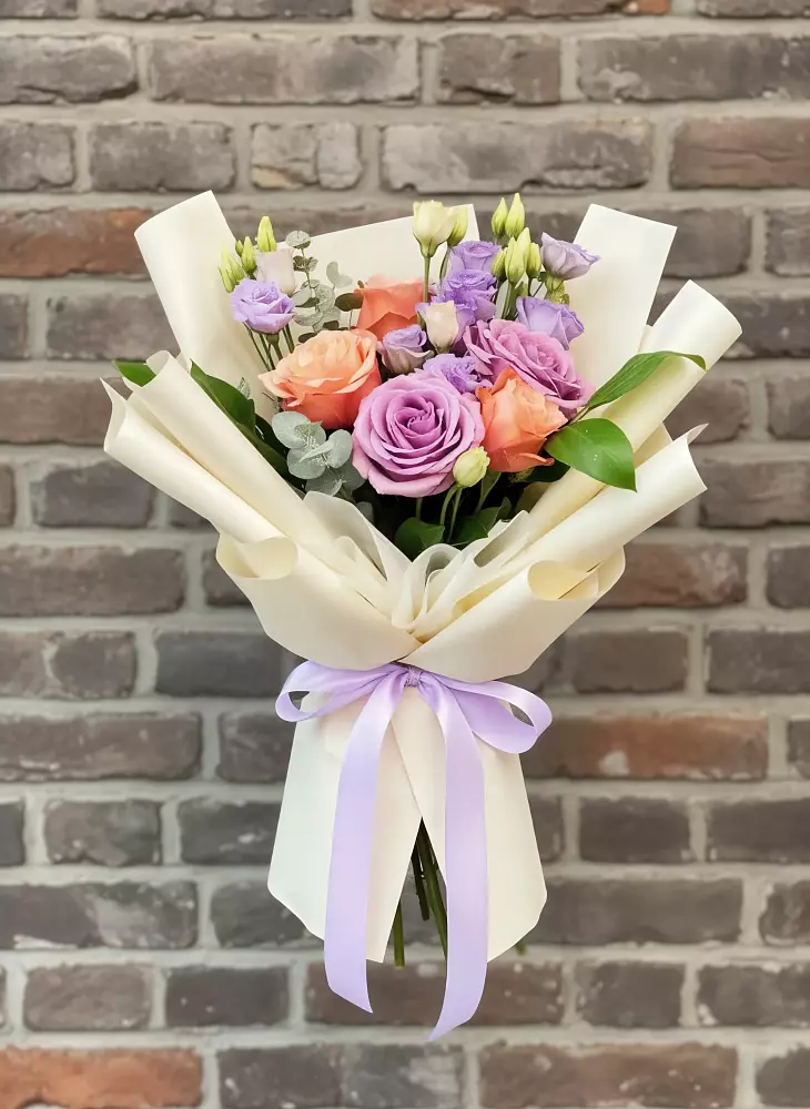 Букет цветов из: Лизиантусы и Розы в Кизнер