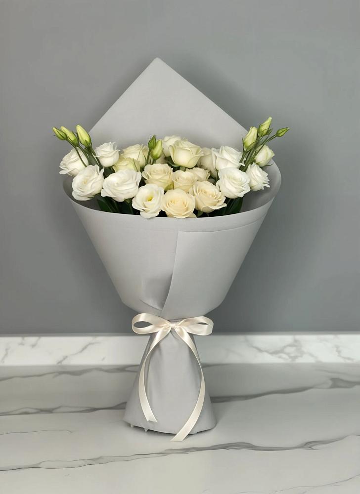 Букет цветов из: Розы и Лизиантусы в Кизнер