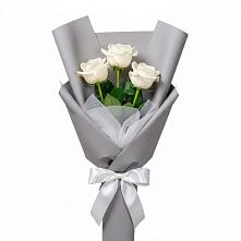 Букет 3 белые розы в Кизнер