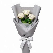 Букет 3 белые розы в Кизнер