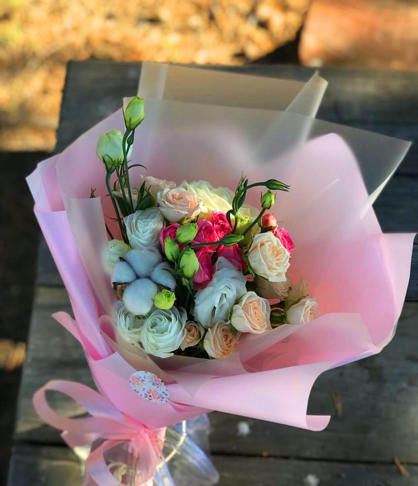 Букет цветов из: Розы и Лизиантусы в Кизнер