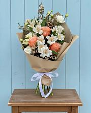 Букет цветов из:  Альстромерии, Лизиантусы, Розы и Хризантемы в Кизнер