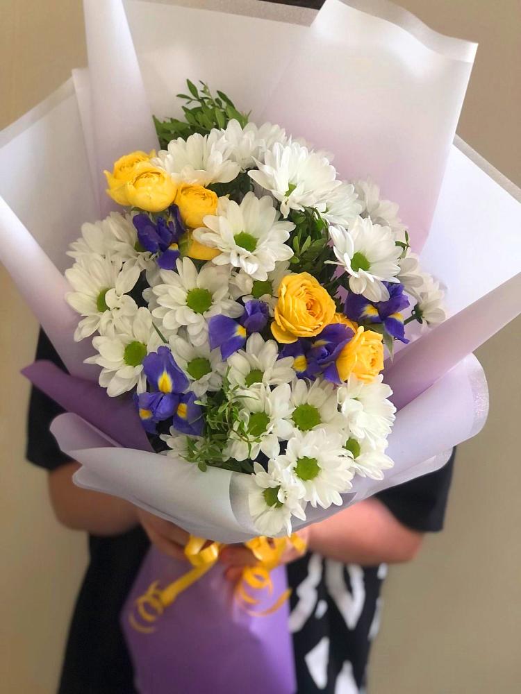 Букет цветов из: Ирисы, Хризантемы и Розы в Кизнер