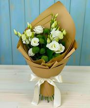 Букет цветов из:  Хризантемы и Лизиантусы в Кизнер