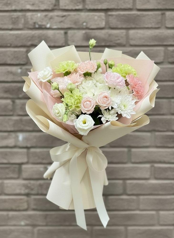 Букет цветов из: Гвоздики, Розы, Лизиантусы и Хризантемы в Кизнер