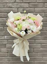 Букет цветов из:  Гвоздики, Розы, Лизиантусы и Хризантемы в Кизнер
