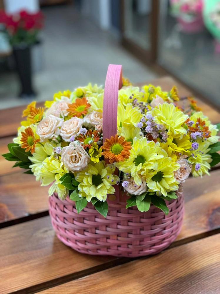 Цветочная композиция из Хризантемы и Розы в корзине в Кизнер