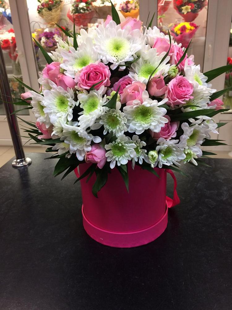 Цветочная композиция из Розы и Хризантемы в шляпной коробке в Кизнер