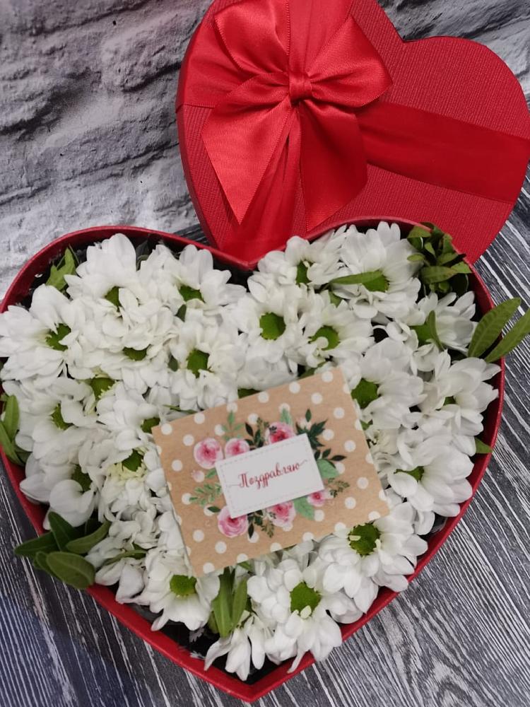 Цветочная композиция из Хризантемы в виде сердца в Кизнер