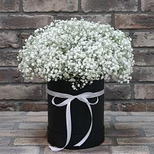Цветочная композиция из Гипсофила в шляпной коробке в Кизнер