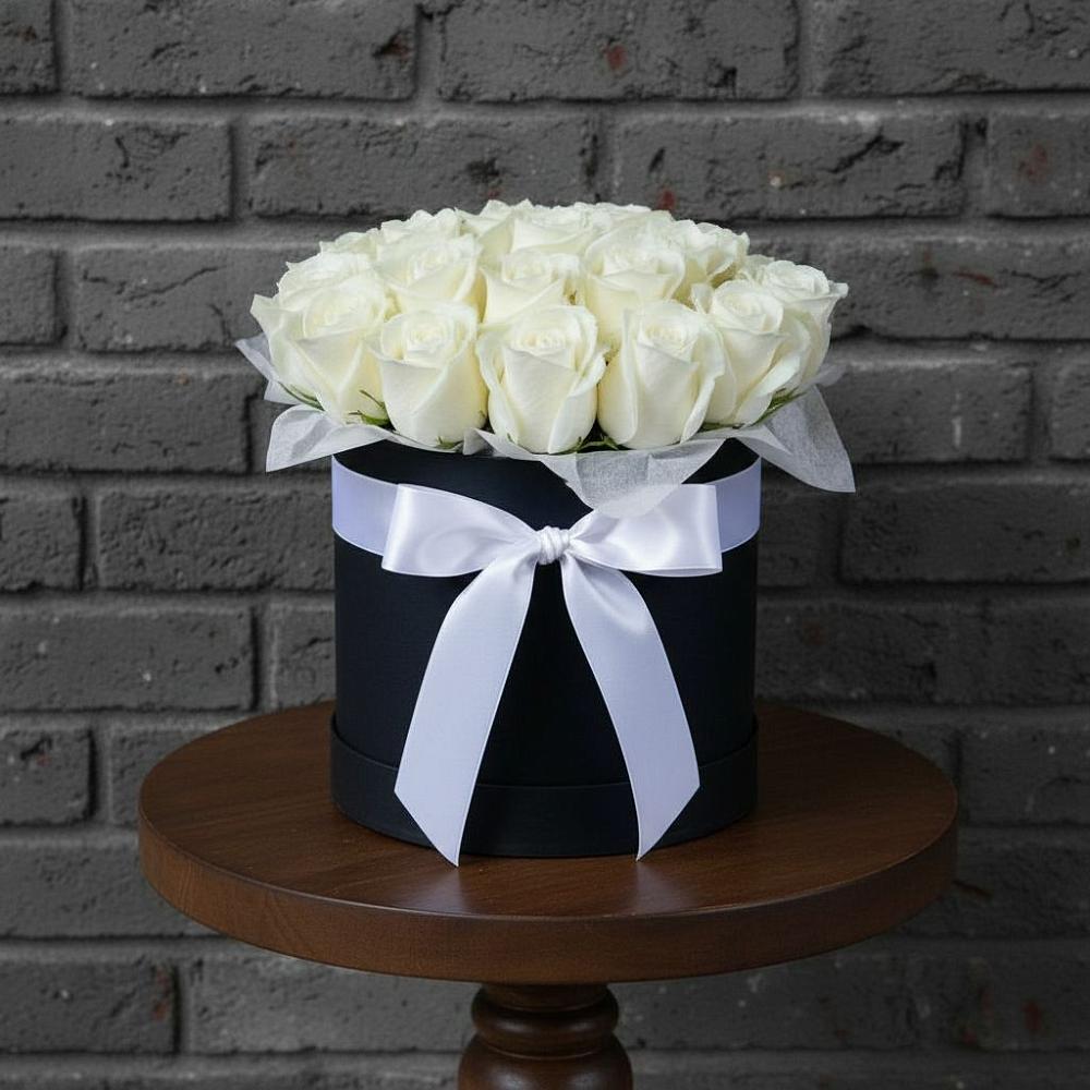 Цветочная композиция из Розы в шляпной коробке в Кизнер