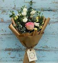 Букет цветов из:  Розы и Лизиантусы в Кизнер