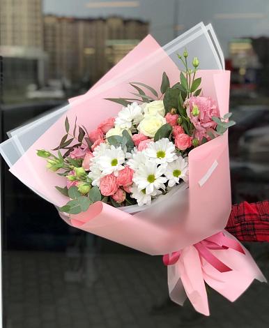 Букет цветов из: Розы, Лизиантусы и Хризантемы в Кизнер
