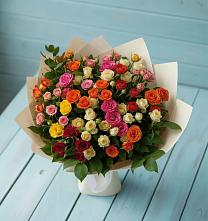 Букет Микс из разноцветных кустовых роз в Кизнер