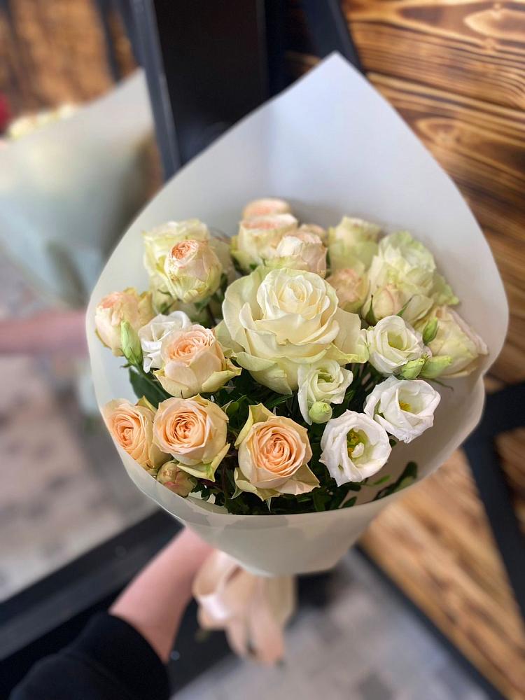 Букет цветов из: Розы и Лизиантусы в Кизнер