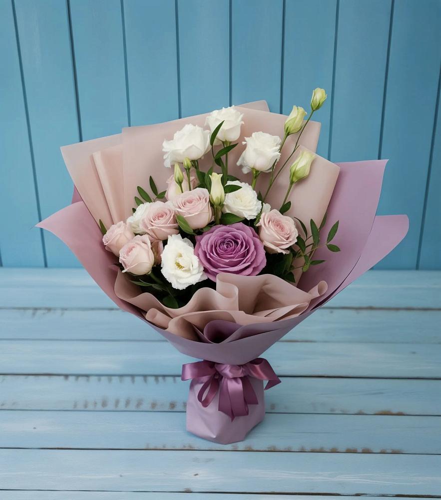 Букет цветов из: Розы и Лизиантусы в Кизнер